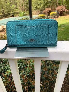 Coach 21068 Metallic Teal Accordion Zip-Around Crossgrain Leather Wallet EUC